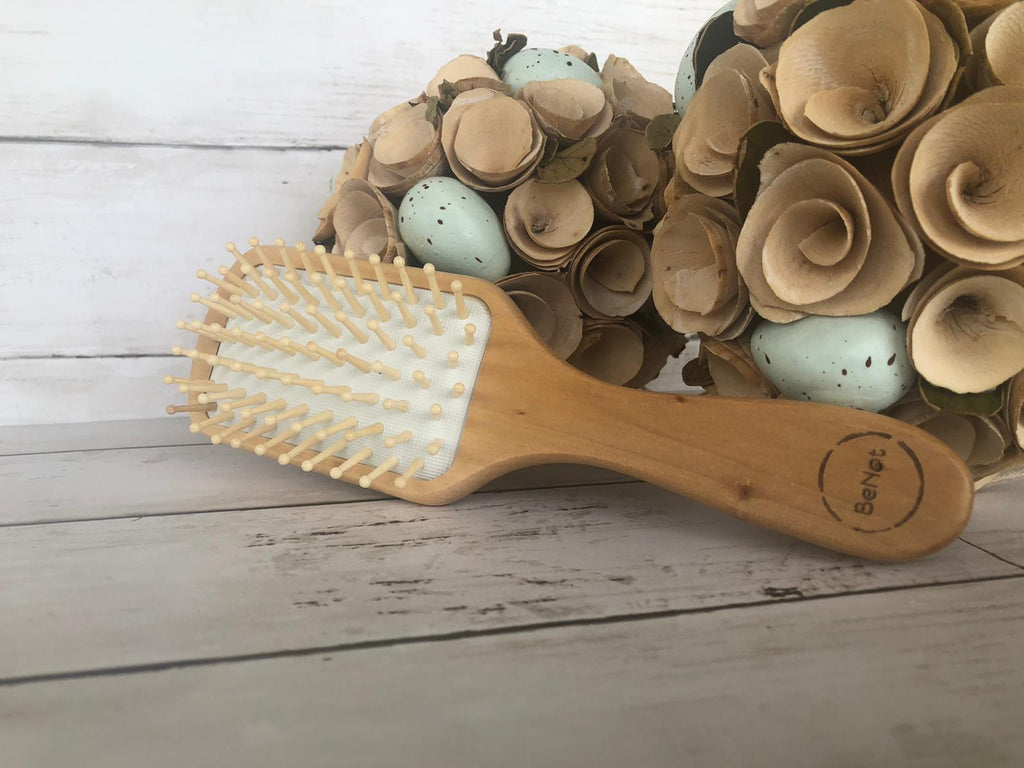 cepillo desenredante de madera