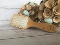cepillo desenredante de madera
